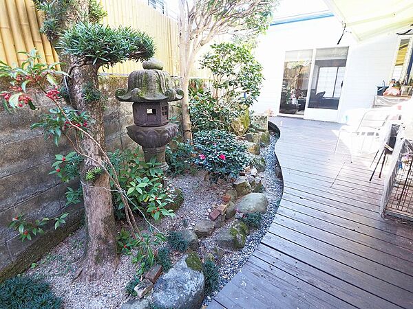 リビングや和洋室に囲まれた中庭。造り付けウッドデッキは屋根付きです。サウナ後に整う場所にも最適！