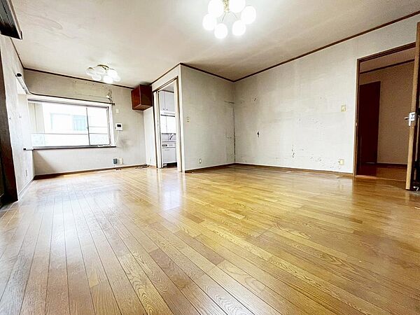 リビングには出窓があり、窓が比較的大きいので家族の集う場所は日当たり良好です♪