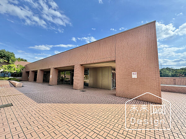 図書館「宇治市中央図書館まで2495m」