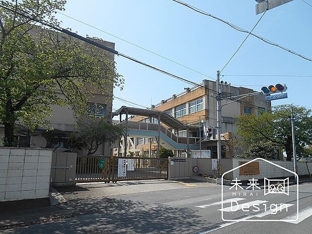 小学校「宇治市立西小倉小学校まで564m」