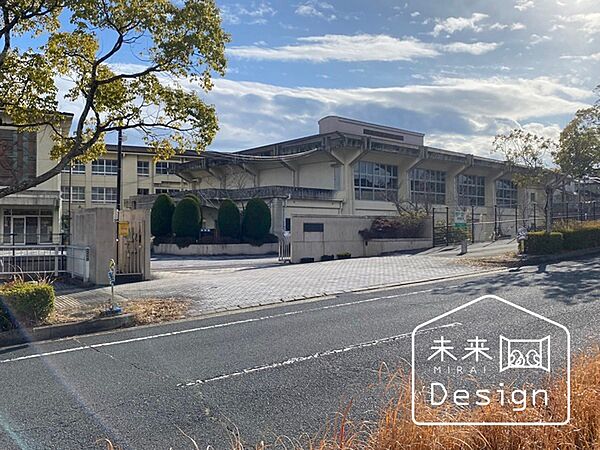 小学校「木津川市立木津川台小学校まで750m」