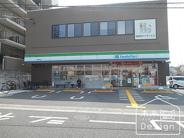 コンビニ「ファミリーマート城陽駅南店まで886m」