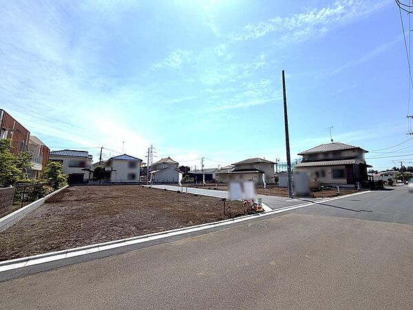 分譲地内の道路は約5ｍとなります。お車の出し入れなど楽々行えます！