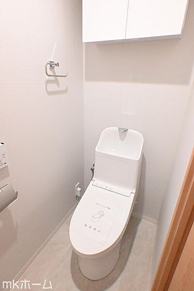 温水洗浄便座付きのトイレです！設備は新品に交換済みですので気持ちよくお住まい頂けます！