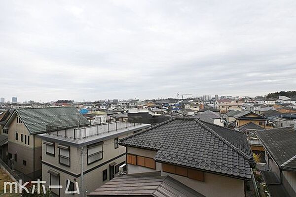 抜けるような眺望はマンションならではですね！3階のお部屋ですので陽当たりも良好です！