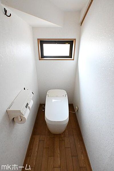 温水洗浄便座付きのトイレです！もちろん窓もあり換気もしっかり出来ます！