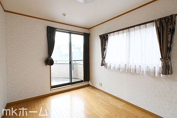 窓からの優しい光がお部屋に差し込みます！白で統一された洋室は多彩なインテリアにマッチします！