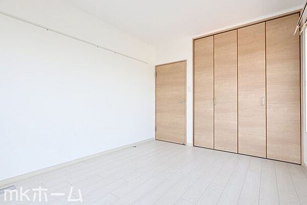 洋室には収納もしっかり完備されており、部屋を広々と利用することが可能なです！