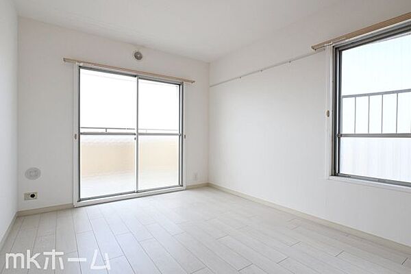 シンプルな洋室はおしゃれで居心地の良い空間です！二面採光で柔らかい陽の光が差し込みます！