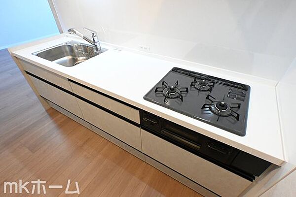 使い勝手の良いシステムキッチンを採用！作業スペースも広めにとられておりご家族でお料理が楽しめます！