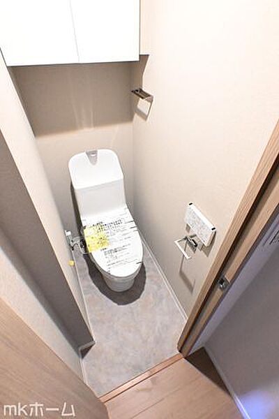 温水洗浄便座付きのトイレです！設置された小物入れはトイレットペーパーやお掃除用具の収納にも便利！