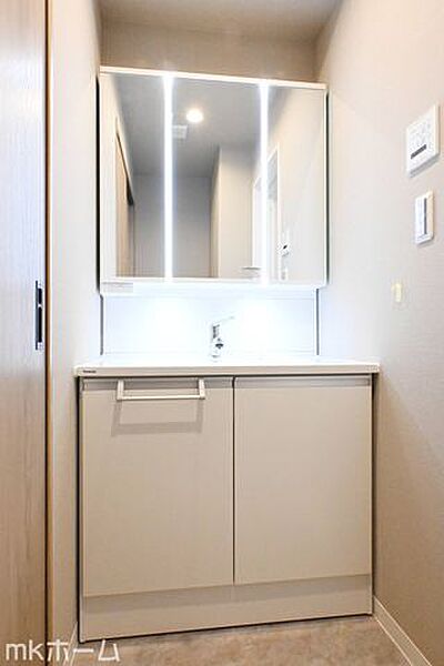 大きな鏡と洗面台が付いた洗面化粧台は収納も豊富！買い置きした日用品などまとめて収納する事が出来ます！