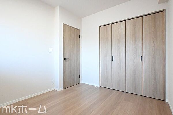各居室に大型のクローゼットを設置！豊富な収納があることで広い居住スペースを確保することができます！