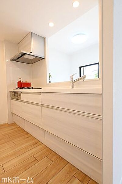 使い勝手の良いシステムキッチンを採用！作業スペースも広めにとられておりご家族でお料理が楽しめます！