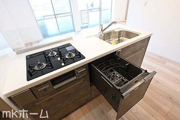 食洗機付きのシステムキッチンは収納も豊富！散らかりがちなキッチンも大容量の収納でスッキリ片付きます！