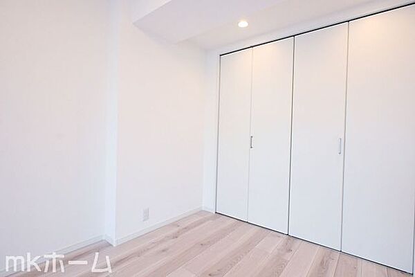 各居室に大型のクローゼットを設置！豊富な収納があることで広い居住スペースを確保することができます！
