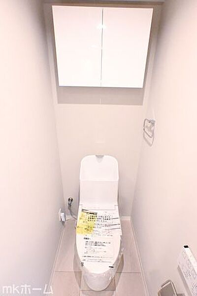温水洗浄便座付きのトイレです！設備は新品に交換済みですので気持ちよくお住まい頂けます！