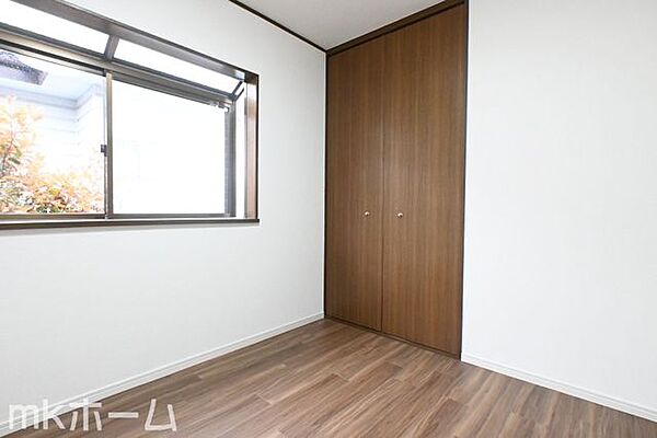 洋室には収納もしっかり完備されており、部屋を広々と利用することが可能なです！