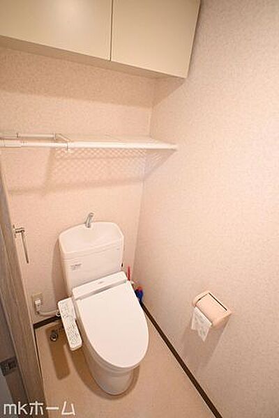 温水洗浄便座付きのトイレです！設置された小物入れはトイレットペーパーやお掃除用具の収納にも便利！