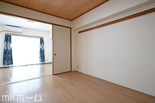 窓からの優しい光がお部屋に差し込みます！白で統一された洋室は多彩なインテリアにマッチします！