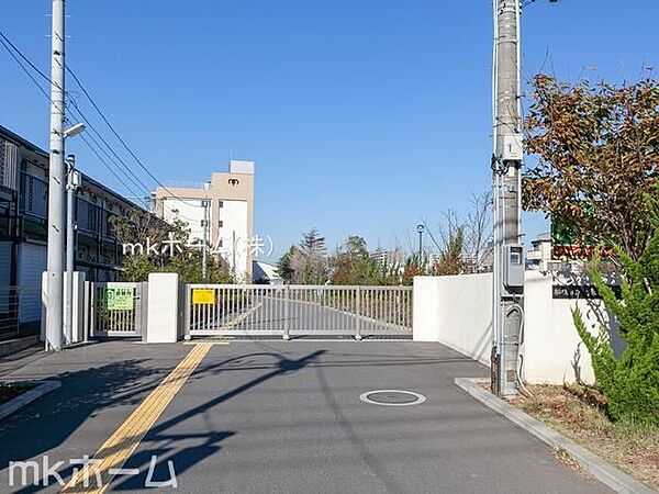 船橋市立湊中学校 徒歩12分。 890m