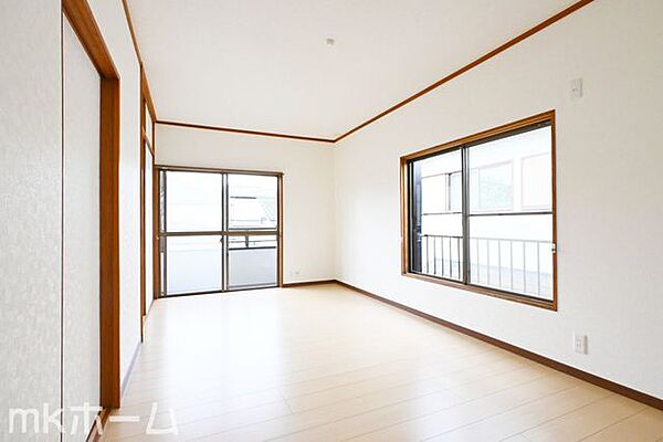 シンプルな洋室はおしゃれで居心地の良い空間です！二面採光で柔らかい陽の光が差し込みます！