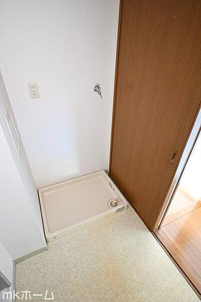 洗濯機置き場も広めのスペースを確保しております！是非、現地にてスペースを確認してみてください！