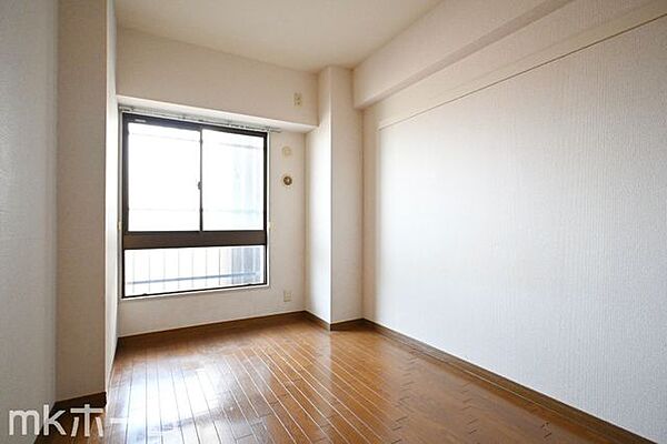 窓からの優しい光がお部屋に差し込みます！白で統一された洋室は多彩なインテリアにマッチします！