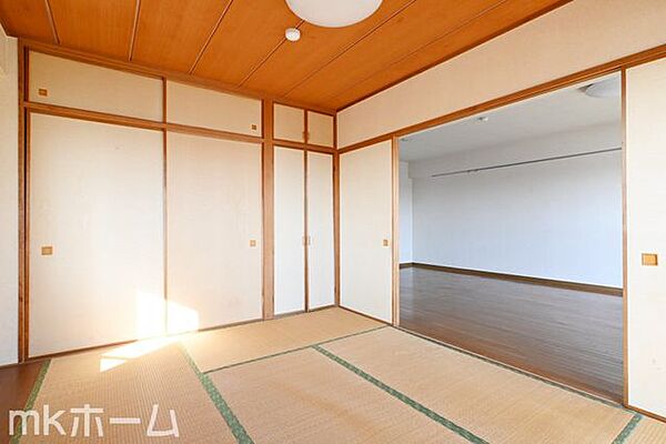 リビング横の和室は多目的に利用可能な空間です！お子様の遊び場、また客間として多彩にご利用頂けます！