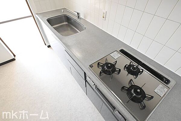 使い勝手の良いシステムキッチンを採用！作業スペースも広めにとられておりご家族でお料理が楽しめます！