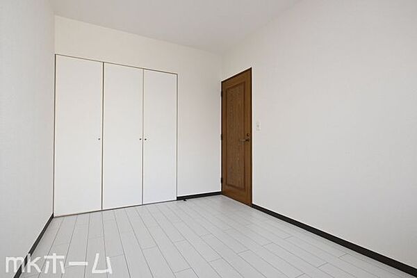 洋室には収納もしっかり完備されており、部屋を広々と利用することが可能なです！