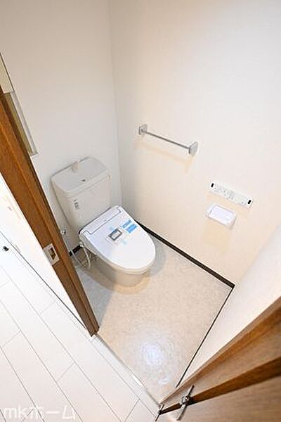 温水洗浄便座付きのトイレです！クリーニング済みですので気持ちよくお使いいただけます！