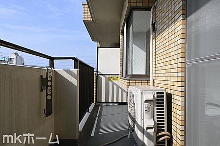 バルコニーは陽当たりとともに風通しも良く洗濯物もよく乾きます!