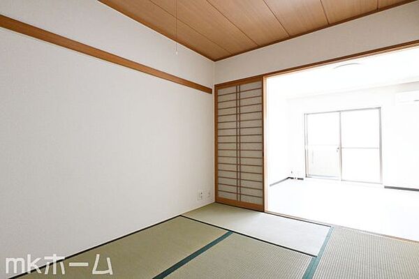 リビング横の和室は多目的に利用可能な空間です！お子様の遊び場、また客間として多彩にご利用頂けます！
