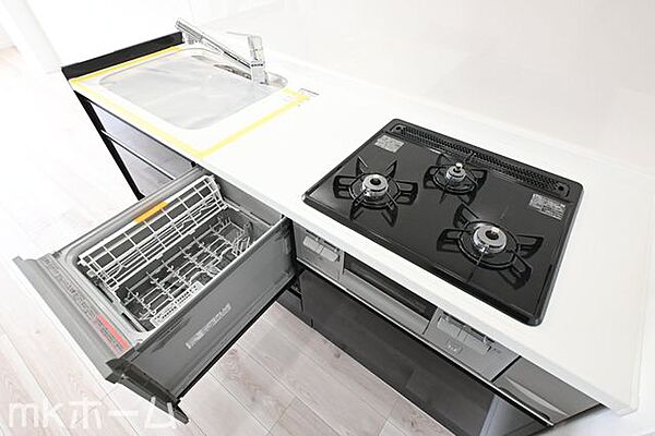 食洗機付きのシステムキッチンは収納も豊富！散らかりがちなキッチンも大容量の収納でスッキリ片付きます！