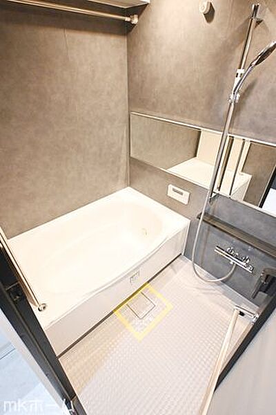 足を延ばし入浴できる大きな浴槽は一日の疲れを癒してくれる空間です！癒しのひと時をお過ごしください！