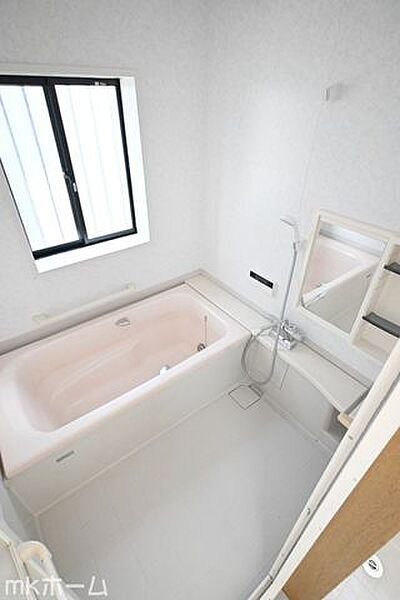 足を延ばし入浴できる大きな浴槽は一日の疲れを癒してくれる空間です！癒しのひと時をお過ごしください！