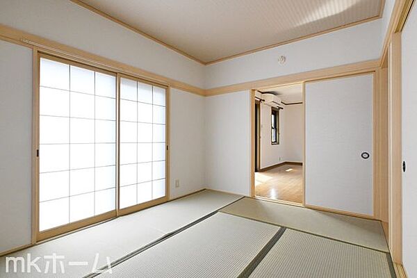 リビング横の和室は多目的に利用可能な空間です！お子様の遊び場、また客間として多彩にご利用頂けます！