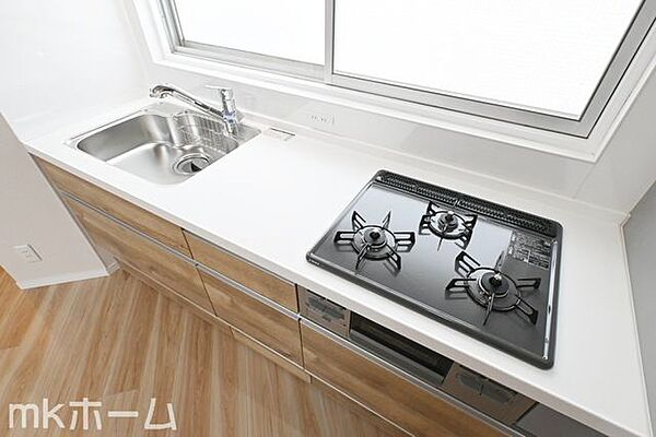 使い勝手の良いシステムキッチンを採用！作業スペースも広めにとられておりご家族でお料理が楽しめます！