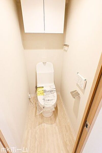 温水洗浄便座付きのトイレです！設備は新品に交換済みですので気持ちよくお住まい頂けます！
