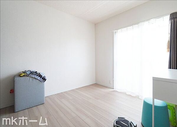 窓からの優しい光がお部屋に差し込みます！