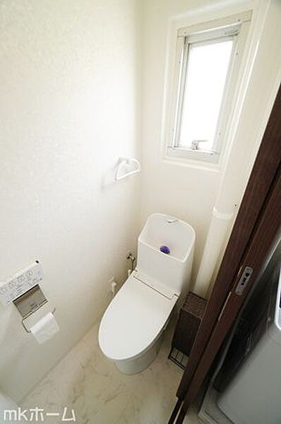 温水洗浄便座付きのトイレです！もちろん窓もあり換気もしっかり出来ます！