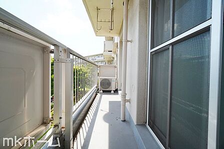 バルコニーは陽当たりとともに風通しも良く洗濯物もよく乾きます!