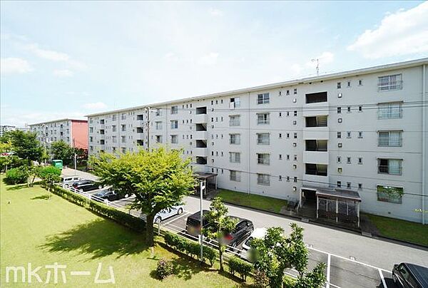 抜けるような眺望はマンションならではですね！3階のお部屋ですので陽当たりも良好です！