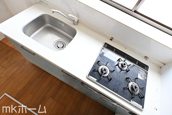 使い勝手の良いシステムキッチンを採用！作業スペースも広めにとられておりご家族でお料理が楽しめます！