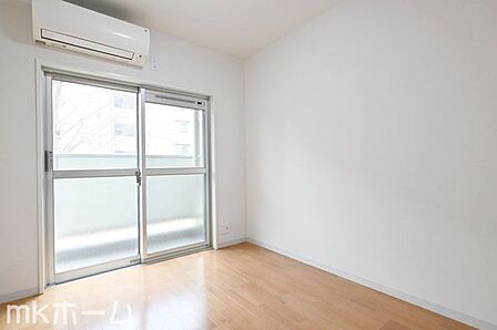 窓からの優しい光がお部屋に差し込みます!エアコン設置済みで入居後、即寝室として利用できるお部屋です!