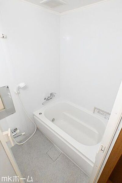 足を延ばし入浴できる大きな浴槽は一日の疲れを癒してくれる空間です！癒しのひと時をお過ごしください！