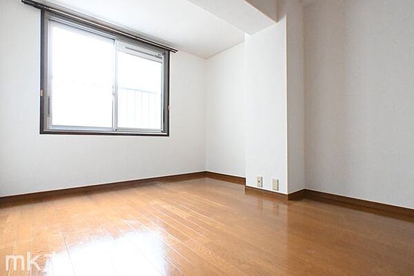 窓からの優しい光がお部屋に差し込みます！白で統一された洋室は多彩なインテリアにマッチします！