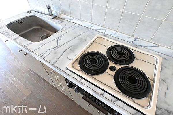 使い勝手の良いシステムキッチンを採用！作業スペースも広めにとられておりご家族でお料理が楽しめます！