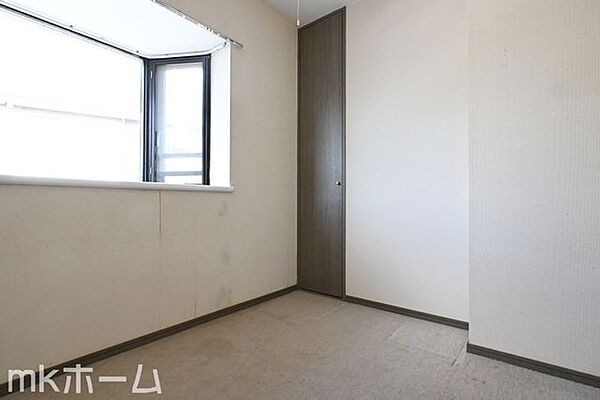 シンプルな洋室はおしゃれで居心地の良い空間です！室内は柔らかい陽の光が差し込みます！
